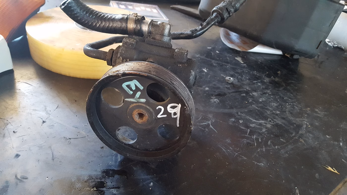 Bomba de dirección EY