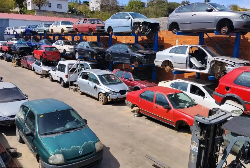 Campa de Desguaces Herrera en Herrera de Pisuerga con los coches ordenados en estanterías para desmontar sus piezas