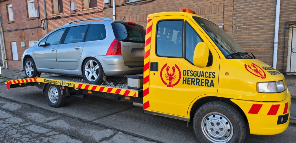 Grúa de Desguaces Herrera recogiendo un coche para darlo de baja y llevarlo al desguace